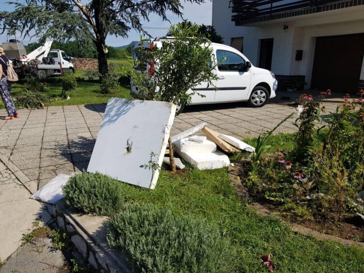 Tornado v Ilirski Bistrici je poškodoval več objektov