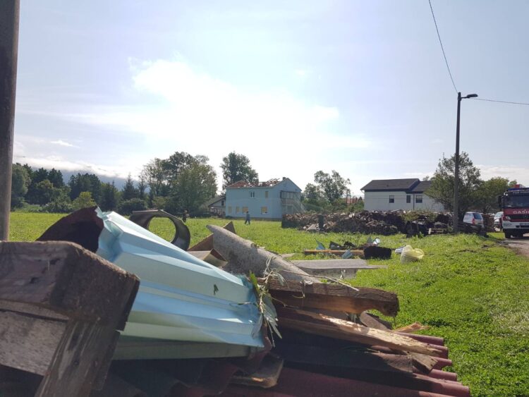Tornado v Ilirski Bistrici je poškodoval več objektov