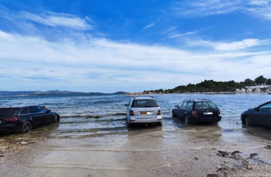 parkirani avtomobili, zaliti, Jadransko morje, Šibenik, Solaris,, Hrvaška