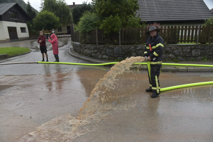 Poplave po nalivih v okolici Medvod.