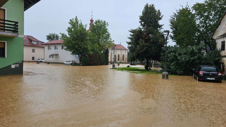 Poplavljene ceste v Komendi.