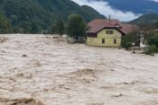 Deroča Savinja poplavlja naselja