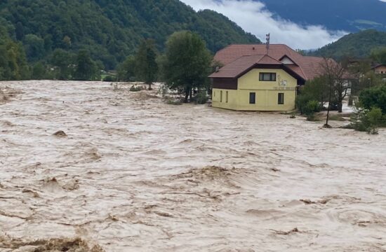 Deroča Savinja poplavlja naselja