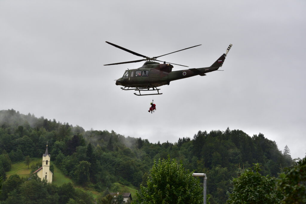 Reševanje s helikopterjem v Škofji Loki
