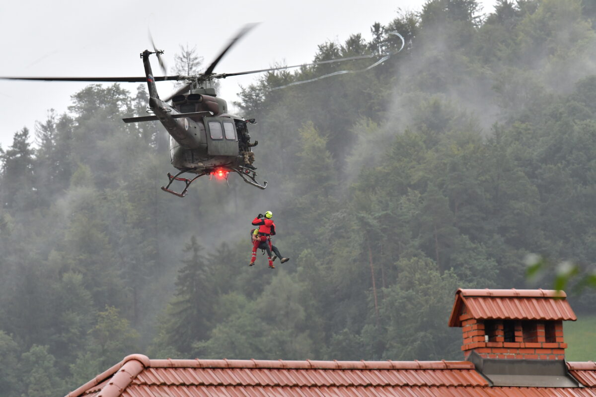 Pilot helikopterja, ki je reševal življenja, za N1: Česa takšnega še nisem videl