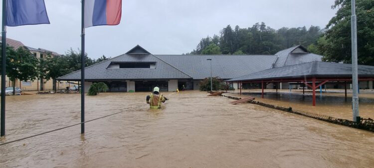 Reševanje otrok iz vrtca Gobica v Mengšu