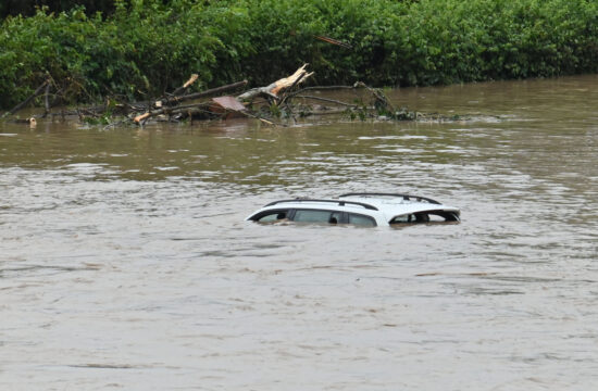 Avto v reki Sori