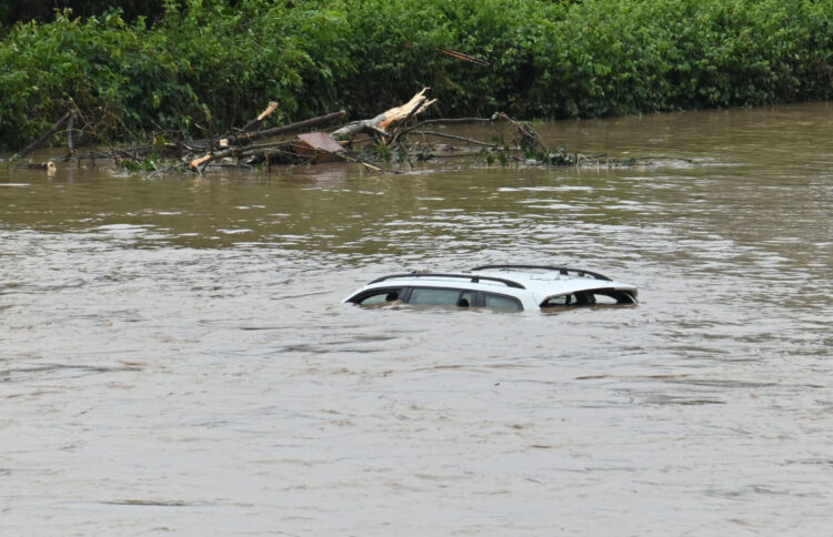 Avto v reki Sori