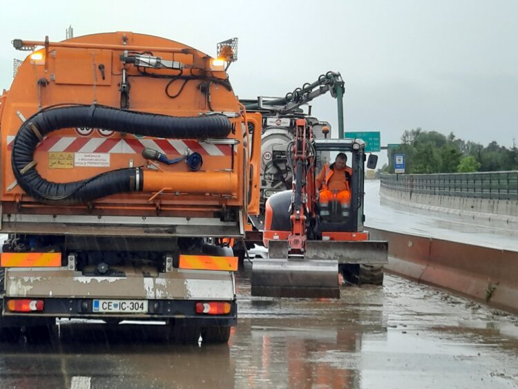 Dars čisti štajersko avtocesto po poplavah in se pripravlja na odprtje