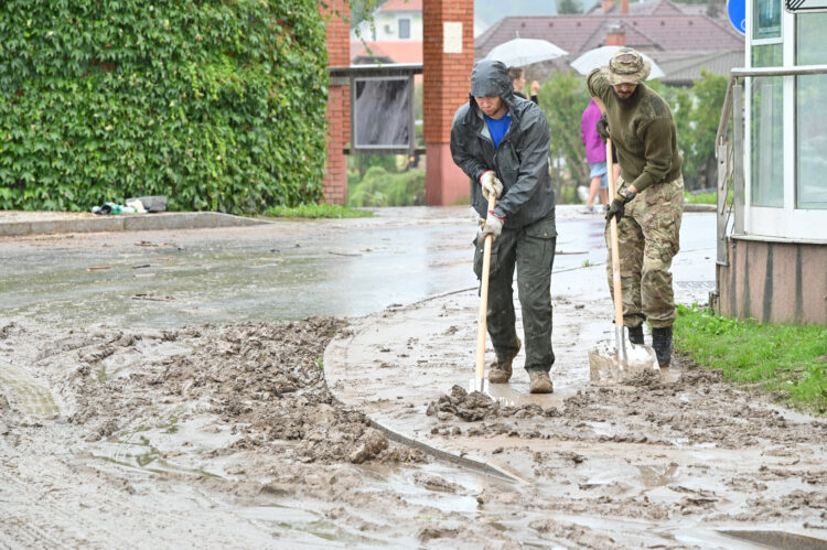 Čiščenje posledic po poplavah v Medvodah.