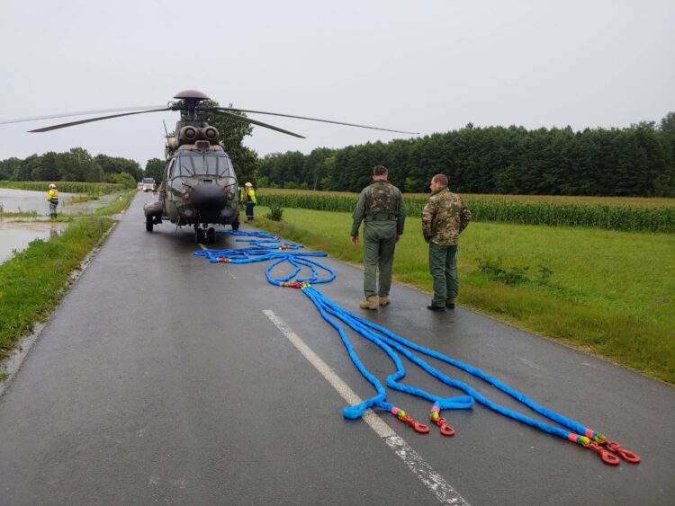 Helikopter Slovenske vojske posreduje ob Muri