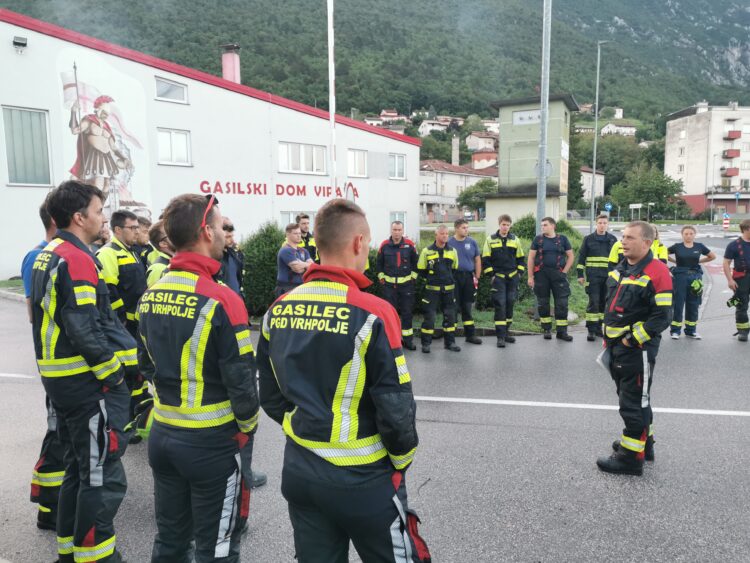 Dogovor gasilcev pred startom konvoja