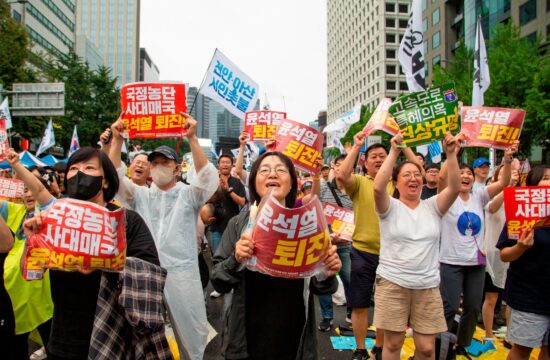 Protestniki nasprotujejo razlitju odpadne vode iz Fukashime.