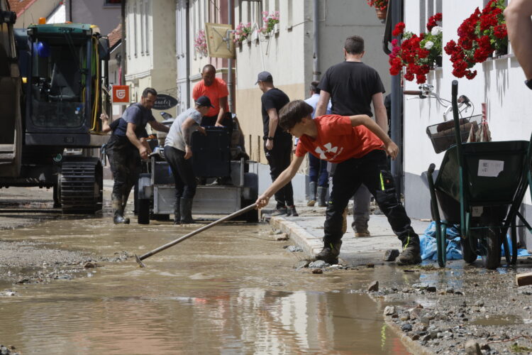 Saniranje po poplavi v Črni na Koroškem