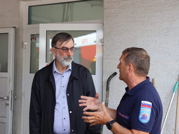 Minister za vzgojo in izobraževanje Darjo Felda si je ogledal posledice poplav v vrtcih in šolah