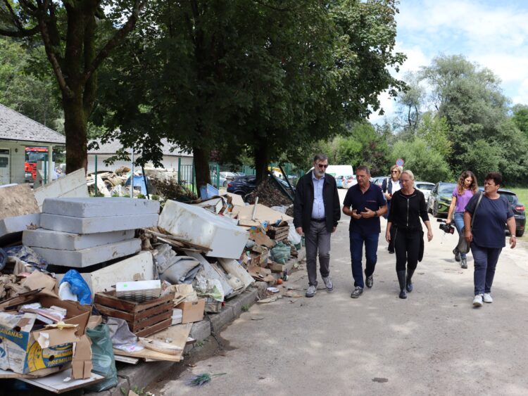 Minister za vzgojo in izobraževanje Darjo Felda si je ogledal posledice poplav v vrtcih in šolah