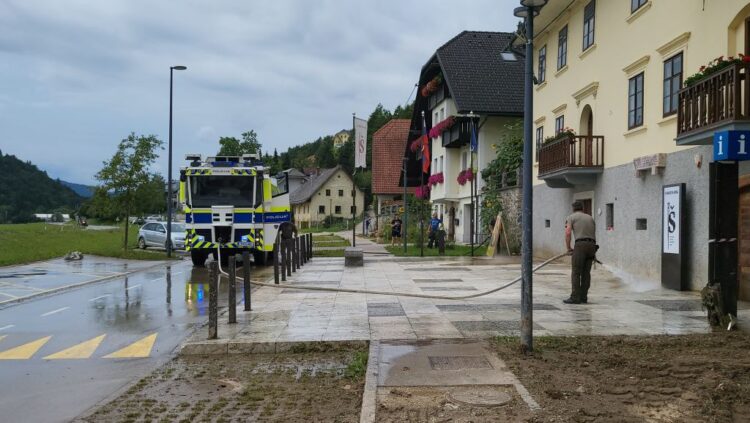 Policijski vodni top po poplavah čisti ceste na Gorenjskem