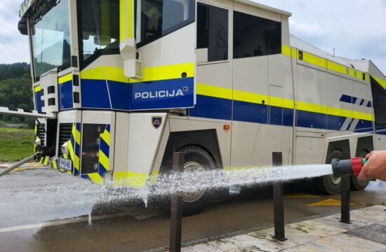 Policijski vodni top po poplavah čisti ceste na Gorenjskem