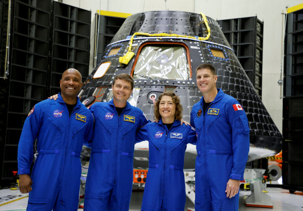 Ekipa astronavtov, ki se bo predvidoma konec leta 2024 znova odpravila na polet proti Luni.