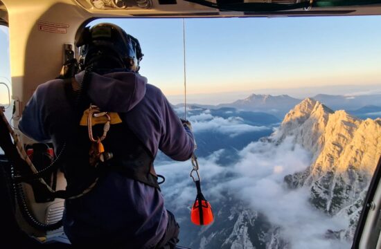 Reševanje s helikopterjem v gorah (11. 8. 2023)