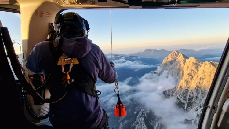 Reševanje s helikopterjem v gorah (11. 8. 2023)