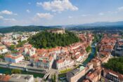Ljubljana, center, ljubljanski grad, Ljubljanica, ponetek iz zraka, Tromostovje