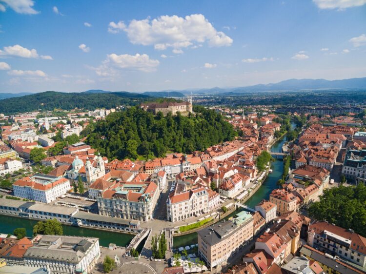 Ljubljana, center, ljubljanski grad, Ljubljanica, ponetek iz zraka, Tromostovje