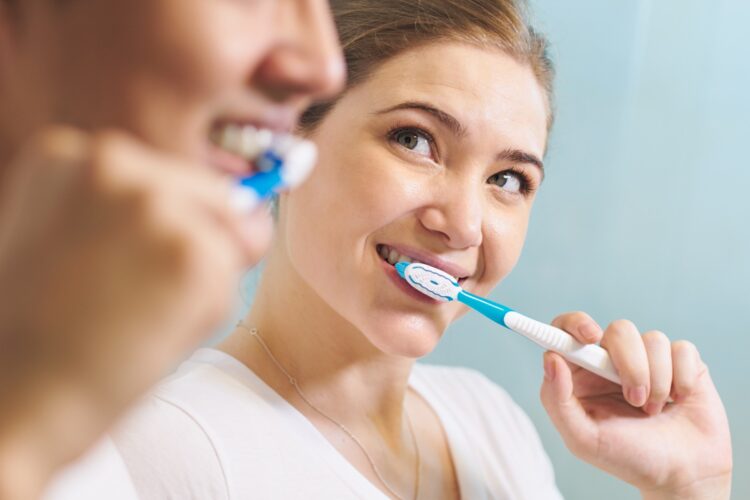 ščetkanje zob, čiščenje zob, ustna higiena, dentalna higiena