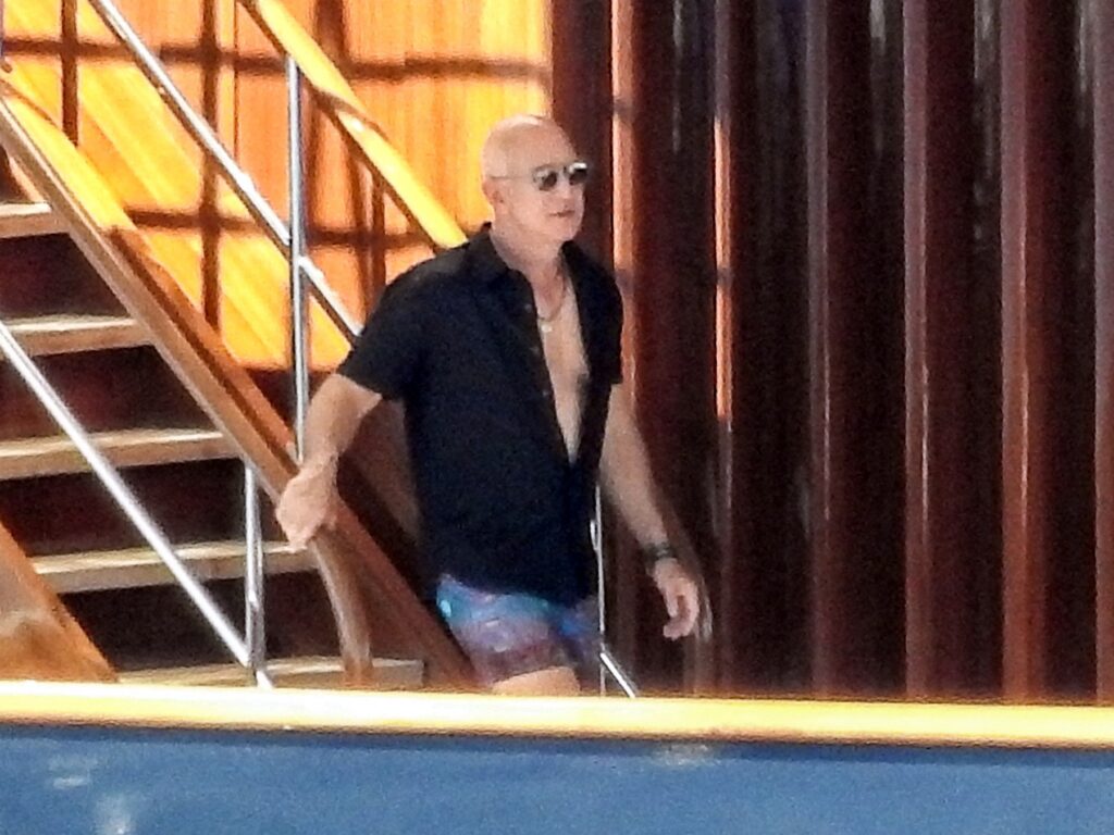 Jeff Bezos na krovu jahte Koru med dopustom v Grčiji