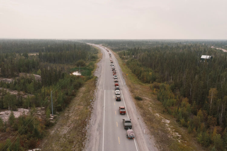 Kolona vozil, ki se zaradi požara umika iz kanadskega mesta Yellowknife