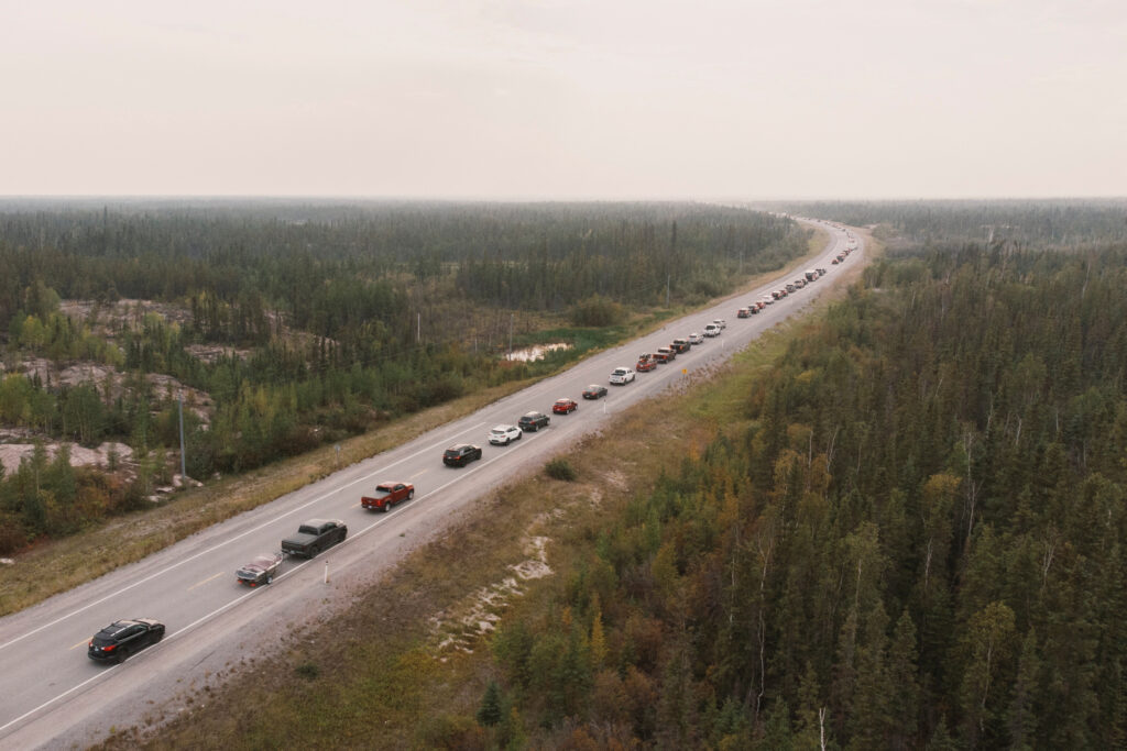 Kolona vozil, ki se zaradi požara umika iz kanadskega mesta Yellowknife