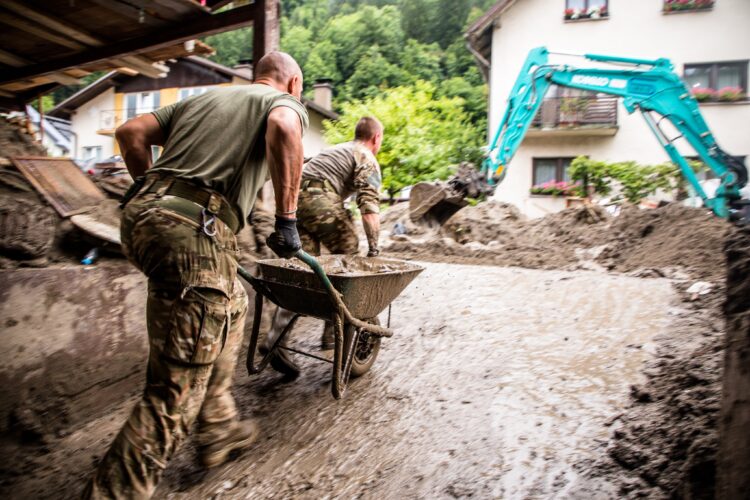 Pripadniki Slovenske vojske pomagajo pri sanaciji škode po poplavah