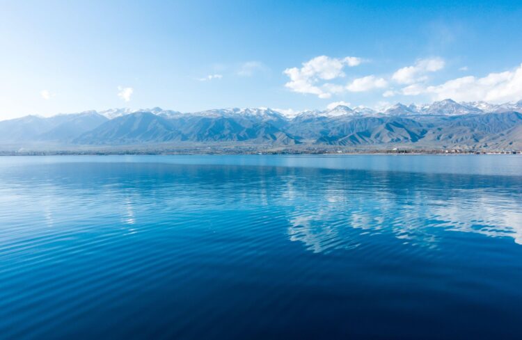 Jezero Issyk-Kul v Kirgizistanu