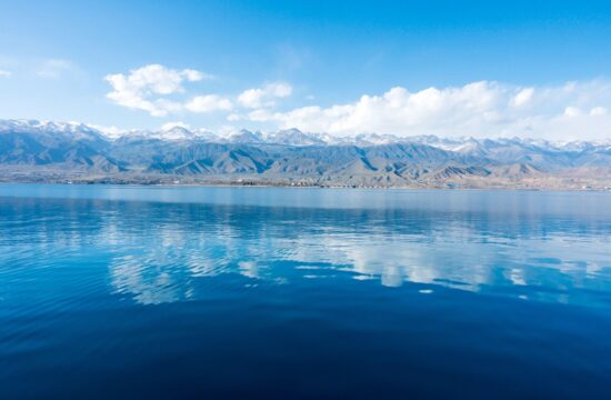 Jezero Issyk-Kul v Kirgizistanu