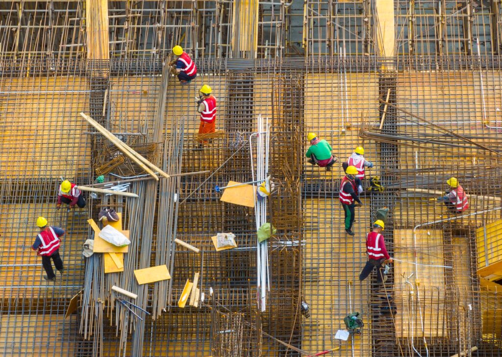 Delavci med gradnjo objekta na Kitajskem