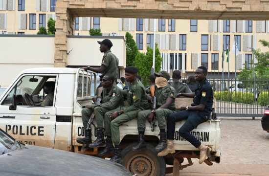 Policijska patrulja na ulicah nigrske prestolnice