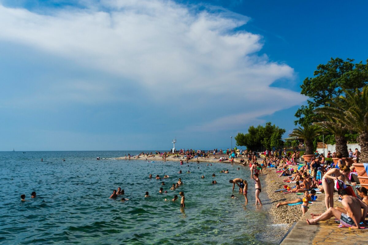 Pred nami še nekaj vročih dni. Nas konec tedna čaka sprememba vremena?