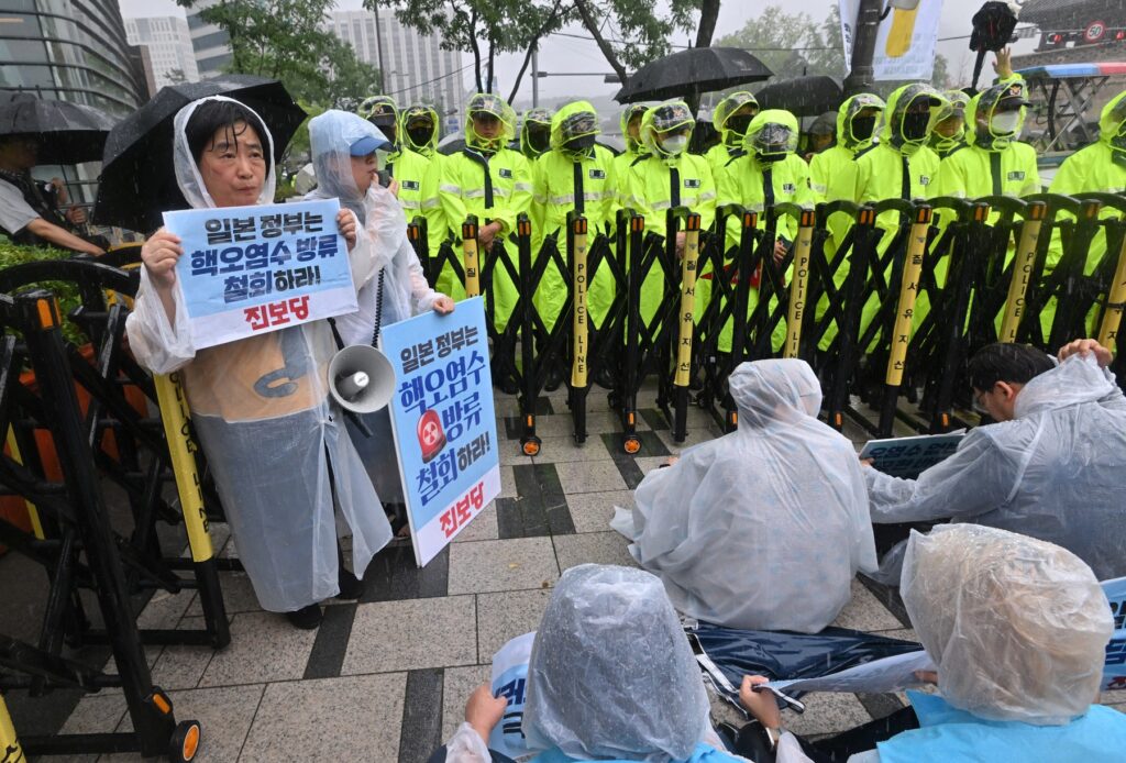 protesti proti izpustu hladilne vode iz poškodovane jedrske elektrarne Fukušima v Pacifik