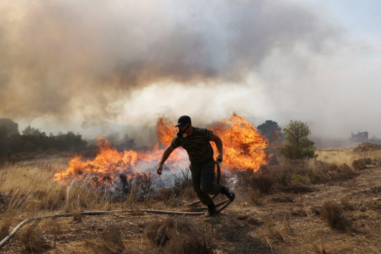 Gasilci v Grčiji se borijo z ognjenimi zublji.