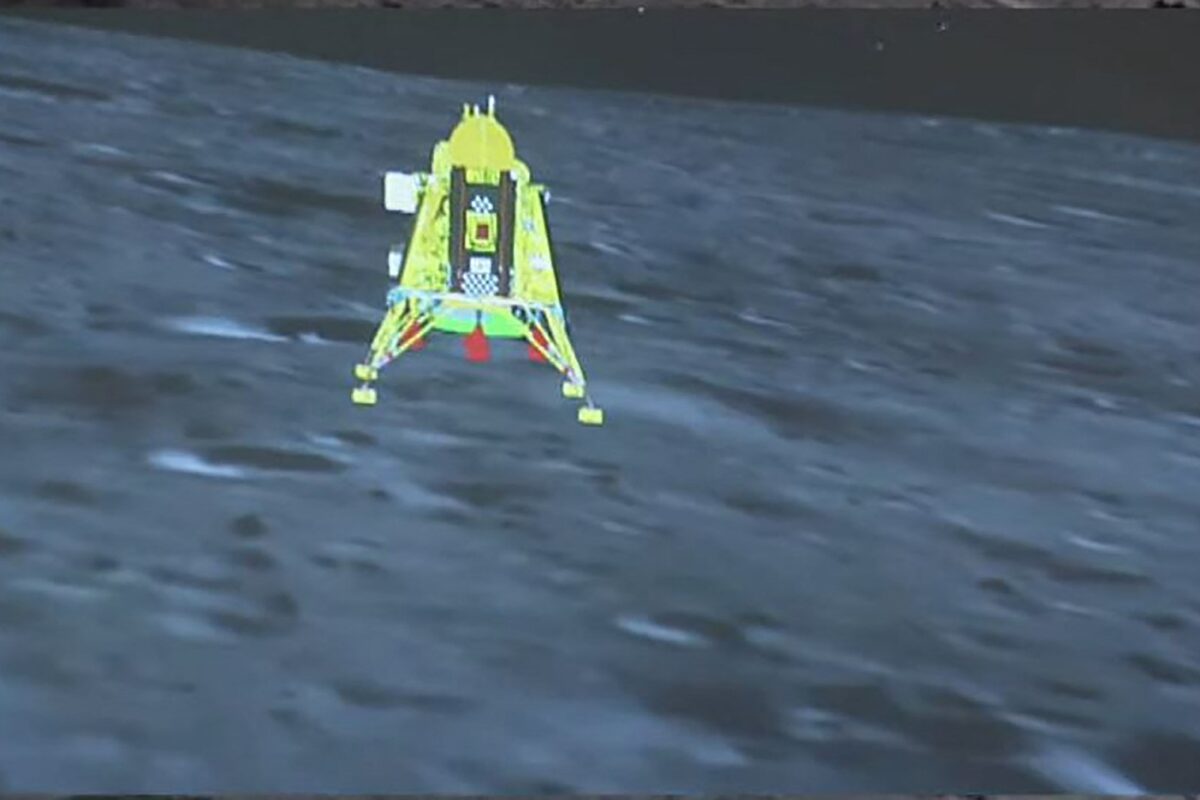 Indijska sonda pristala v bližini malo raziskanega južnega pola Lune