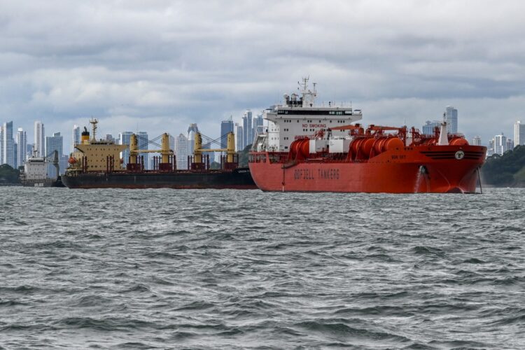 Suša ohromila plovbo po Panamskem prekopu: vrste čakajočih ladij so vse daljše