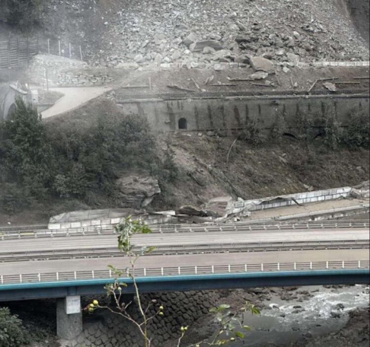 Zemeljski plaz zasul železniške tire v francoskih alpah.