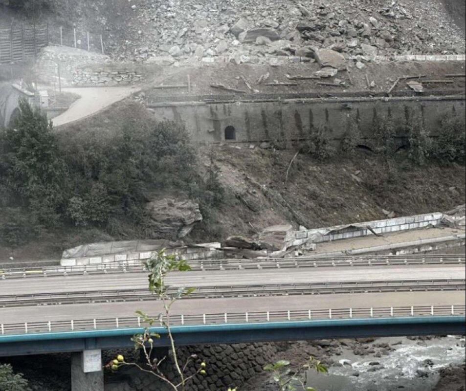 Un violent glissement de terrain a stoppé le trafic ferroviaire dans les Alpes françaises (VIDEO)