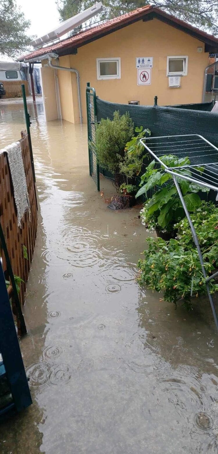 Poplavljen avtokamp Izola.