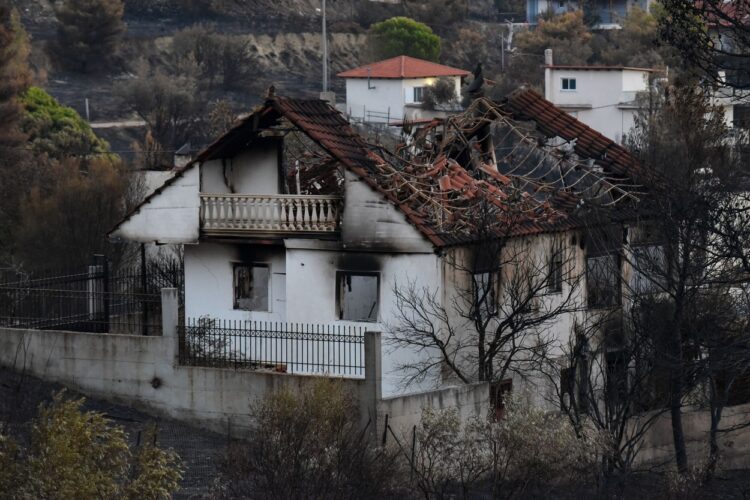 Posledice požara, ki divja na severovzhodu Grčije.