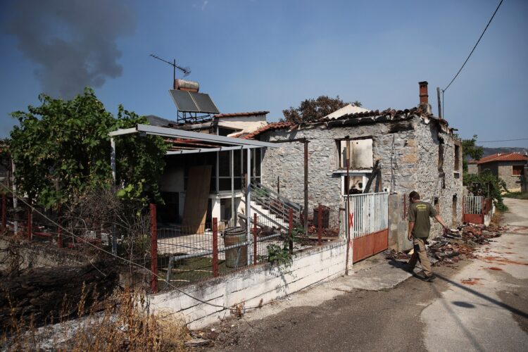 Posledice požara, ki divja na severovzhodu Grčije.