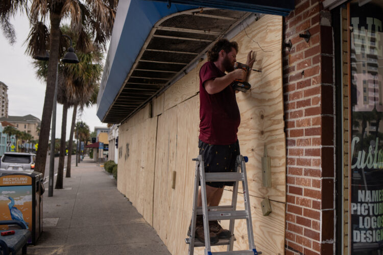 Mož zagrajuje hišo na Floridi pred orkanom Idalia