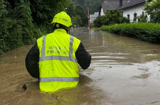 Prevaljski gasilec posreduje med poplavami