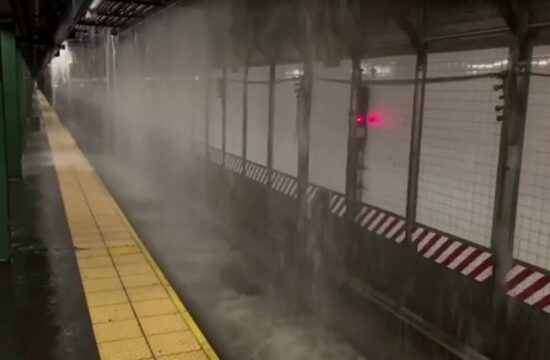 Poplavilo postajo podzemne železnice na newyorškem Times Squaru