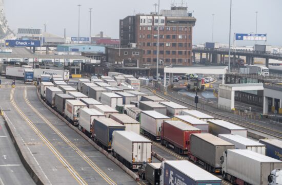 Tovornjaki z blagom iz EU čakajo v pristanišču Dover